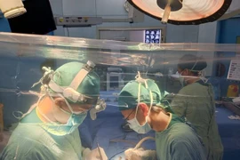 Bụng đập bất thường, bé 2 tuổi phình động mạch chủ bụng hiếm gặp được cứu 