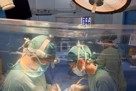 Bụng đập bất thường, bé 2 tuổi phình động mạch chủ bụng hiếm gặp được cứu 