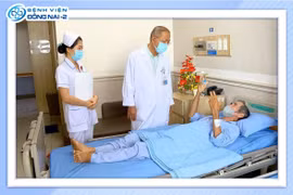 Ăn canh tép khô cụ ông 72 tuổi bị kim khâu 4 cm đâm cuống họng