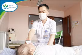 Mẹ nhầm Vitamin D3 thành axit gây bỏng miệng trẻ