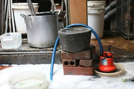 Khốn khổ dân Hà Nội lội nước thối... nấu ăn, ngủ nghỉ