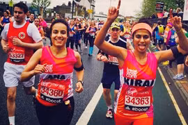 Đến kỳ kinh nguyệt, thiếu nữ vẫn chạy marathon vì nữ quyền