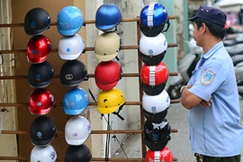 CSGT than khó phạt người đội mũ bảo hiểm rởm