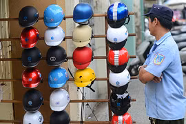 CSGT than khó phạt người đội mũ bảo hiểm rởm