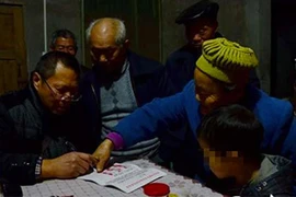 Bé trai bị ông nội, cả làng đòi trục xuất vì HIV