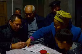 Bé trai bị ông nội, cả làng đòi trục xuất vì HIV