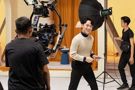 Trúc Nhân vào vai nhiếp ảnh gia trong trailer MV mới