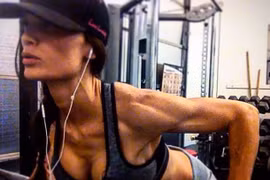 Cô giáo trung học bị “đe” đuổi việc vì quá sexy