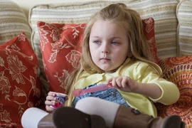 Bé gái ăn 30 hộp sữa chua mỗi ngày vẫn khỏe