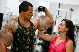 Trai trẻ tiêm rượu và dầu ăn tăng cường cơ bắp