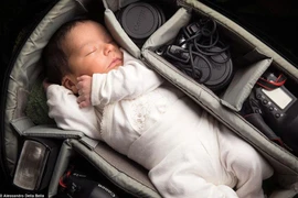 Ngắm em bé nhỏ xíu nằm gọn trong túi máy ảnh cực yêu