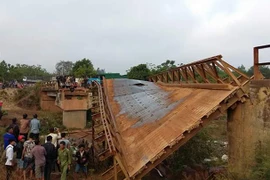 Đắk Lắk: Sập cầu dân sinh, xe tải và bé gái rơi xuống sông