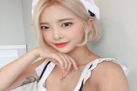 Mặc hở bạo, cô gái “phơi bày” vòng 1 hớ hênh gây ức chế