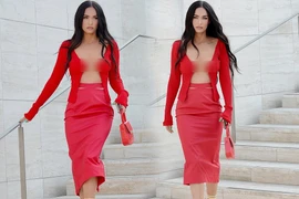 Megan Fox khoe “núi đồi” với áo chỉ nối bằng sợi dây mỏng manh