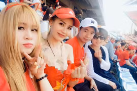 Mặc hở cổ vũ bóng đá, nhiều cô gái khoe body gây ức chế