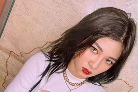 Mặc áo kín “không lối thoát”, hotgirl 10X phanh cúc ngực sexy điên đảo