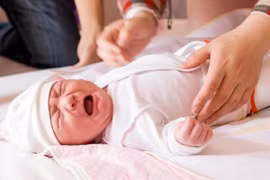 Mẹ hối hận vì cảnh tượng trước mắt vì mặc bodysuit cho trẻ 