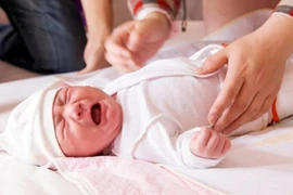 Mẹ hối hận vì cảnh tượng trước mắt vì mặc bodysuit cho trẻ 