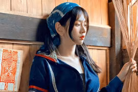 Diện thổ cẩm “trưng trổ” vòng 1, hotgirl bị chỉ trích phản cảm