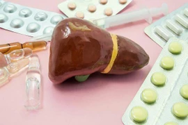 4 thói quen trước khi ngủ hại gan, tàn phá sức khỏe hơn rượu mạnh