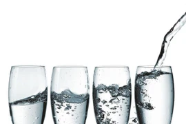 Bác sĩ tiết lộ cách uống nước không hại thận mỗi ngày