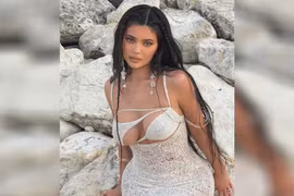 Fan đứng tim lo Kylie-Jenner rớt vòng một nặng trĩu dưới dây áo mỏng