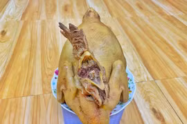 Cười "thả phanh" siêu phẩm gà cúng Rằm tháng Giêng phiên bản lỗi 