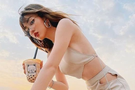 Hotgirl Sài thành khiêu khích với lối ăn mặc khoe body