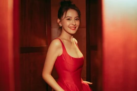 Nhiệt Y Trát lại “quen thói” hở bạo khiến fan đứng ngồi không yên