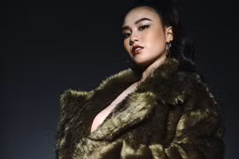 Nắng nóng rát mặt, hotgirl “chơi trội” diện áo khoác lông không nội y