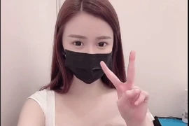 Hotgirl lộ body căng mọng khi tiêm vaccine