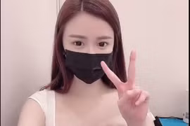 Hotgirl lộ body căng mọng khi tiêm vaccine