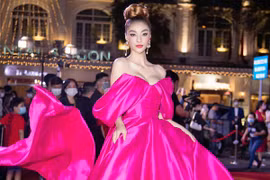 Gu thời trang nóng bỏng của Á hậu hở bạo trên sóng truyền hình 