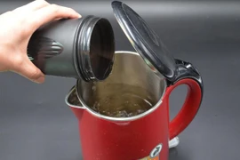 Lý do uống nước từ bình siêu tốc không khác gì “đầu độc” cơ thể