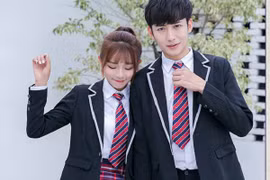 “Sexy hóa” đồng phục học sinh, hotgirl khoe body bốc lửa gây tranh cãi