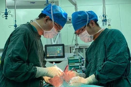 Ăn tôm tẩm bổ, mẹ trẻ gấp rút lên bàn mổ giành giật sự sống