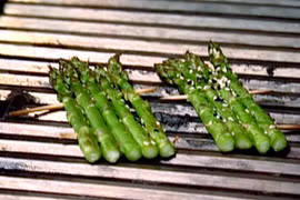 Lạ miệng với món măng tây nướng bè