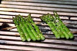 Lạ miệng với món măng tây nướng bè