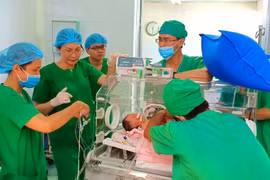 Mắc bệnh hiểm, bé 9 ngày tuổi phải phẫu thuật sắp xếp lại nội tạng