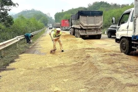 Cảnh sát giao thông Nghệ An xúc cát ngăn dầu loang trên quốc lộ