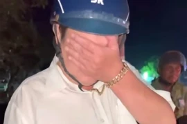 Người đàn ông năn nỉ cảnh sát giao thông không đo nồng độ cồn