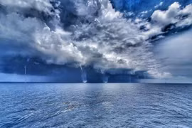 Cảnh 6 vòi rồng khổng lồ hút nước đáng sợ như ngày tận thế