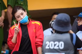 Á hậu Huyền My đến sân xem trận chung kết Cúp Quốc gia