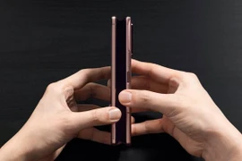 Nhiều bất ngờ khi mở hộp Galaxy Z Fold2