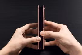 Nhiều bất ngờ khi mở hộp Galaxy Z Fold2