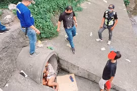 Giải cứu bé sơ sinh 1 tháng tuổi ngủ trong đường ống nước 