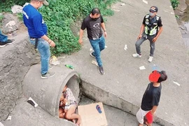 Giải cứu bé sơ sinh 1 tháng tuổi ngủ trong đường ống nước 