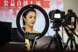 Thánh nữ livestream thành tỷ phú nhờ bán từ kẹo bánh đến... tên lửa