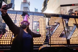 Không khí năm mới khắp thế giới: Nơi lộng lẫy, nơi im ắng vì COVID-19