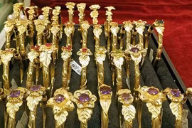 Giá vàng tăng mạnh cao hơn thế giới 2,4 triệu đồng/lượng